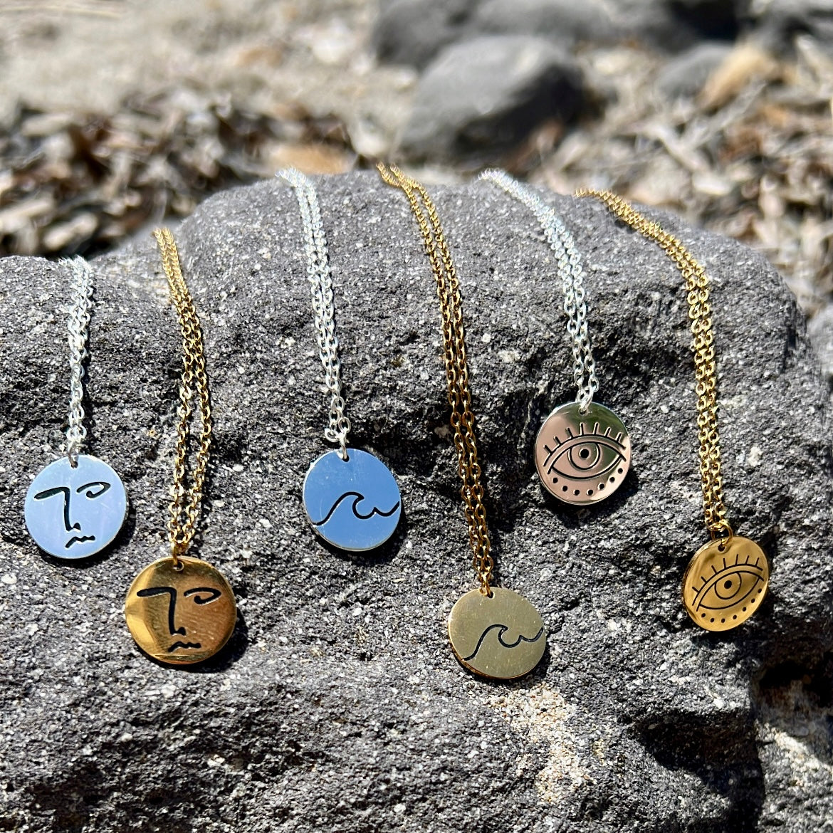 Gargantilla de verano con medalla de ola para surferos. Es de acero hipoalergénico dorado resistente al agua. Gold plated stainless steel wave pendant surf necklace