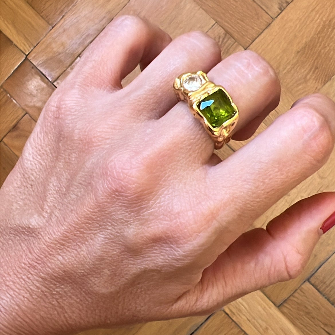 anillo dorado o plateado grueso martillado con piedra verde y blanca. está confeccionado en acero hipoalergénico con baño de oro resistente al agua Gold plated stainless steel waterproof chunky ring