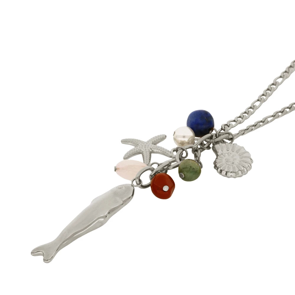 collar largo de caddena con colgante de pez, estrella de mar y caracola con abalorios de piedra natural. Es de acero hipoalergénico y resistente al agua. Acabado dorado y plateado. 
