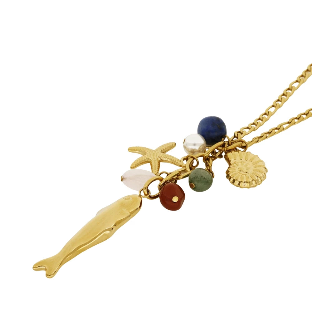 collar largo de caddena con colgante de pez, estrella de mar y caracola con abalorios de piedra natural. Es de acero hipoalergénico y resistente al agua. Acabado dorado y plateado. 