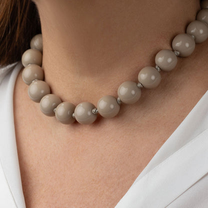 collar con bolas grandes de resina para look de oficina. color gris claro o topo