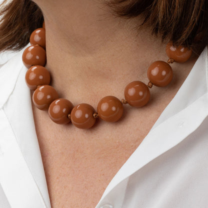 collar con bolas grandes de resina para look de oficina. color marrón