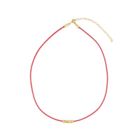 collar de hilo en color rosa con bolitas plateadas o doradas. Gold plated sterling silver bead colorful thread necklace.