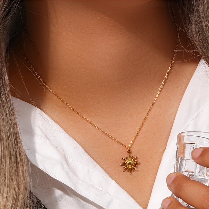 COLLAR largo con sol resistente al agua confeccionado en acero inoxidable con baño de oro 18 kilates. Gold plated stainless Steel adjustable waterproof gold plated stainless steel long sun pendant necklace