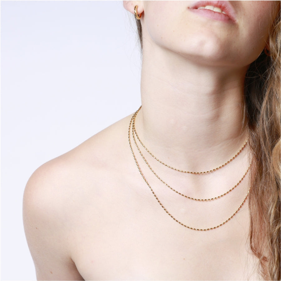 Collar boho de tres cadenas juntas en acero hipoalergénicos resistente al agua. Son 3 collares en 1.