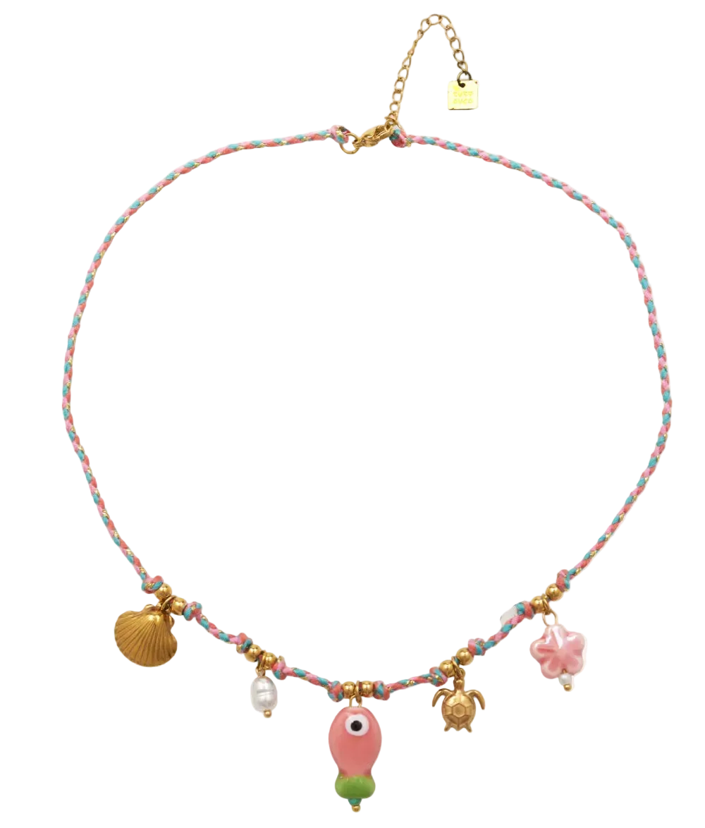 COLLAR para verano de CORDÓN rosa y verde con acero hipoalergénico y waterproof dorado. Los abalorios son concha, tortuga, perla y pez.