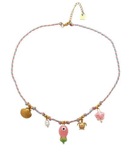 COLLAR para verano de CORDÓN rosa y verde con acero hipoalergénico y waterproof dorado. Los abalorios son concha, tortuga, perla y pez.
