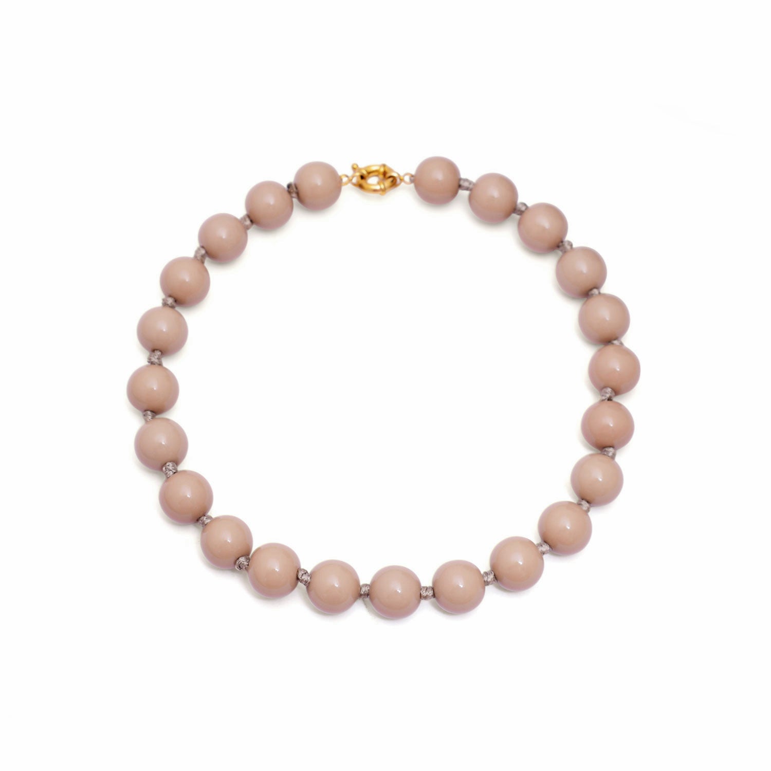 collar con bolas grandes de resina para look de oficina. color gris claro o topo