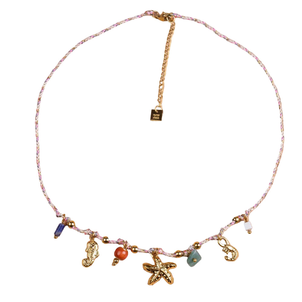 COLLAR para verano de CORDÓN rosa con acero hipoalergénico y waterproof dorado. Los abalorios son coral, estrella de mar, CABALLITO DE MAR y gamba en dorado. 