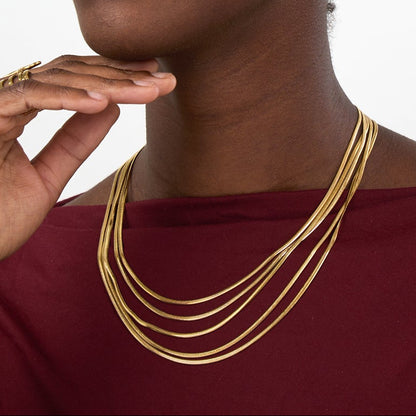 collar triple boho para adolescente o mujer joven que lleve escote palabra de honor, escote en v o escote pronunciado. es de 3 cadenas con bolitas. ideal para looks de noche o de fiesta. Es de acero hipoalergénico dorado o plateado y resistente al agua