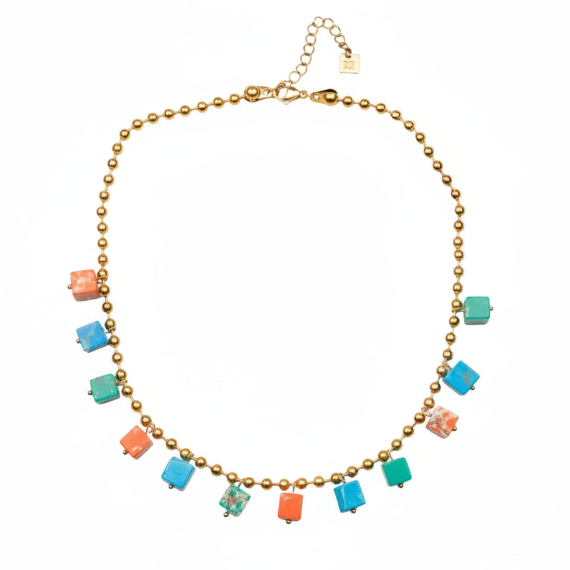 COLLAR waterproof o resistente al agua confeccionada en acero con baño de oro 18 kilates. Tiene abalorios de colores DE piedra natural (CORAL, TURQUESA Y VERDE)