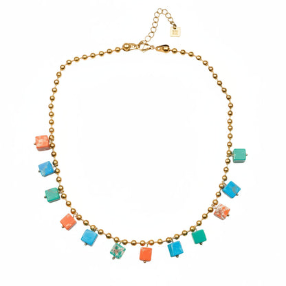 COLLAR waterproof o resistente al agua confeccionada en acero con baño de oro 18 kilates. Tiene abalorios de colores DE piedra natural (CORAL, TURQUESA Y VERDE)