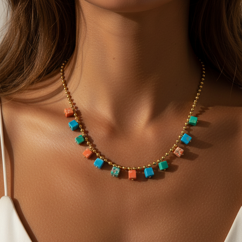 COLLAR waterproof o resistente al agua confeccionada en acero con baño de oro 18 kilates. Tiene abalorios de colores DE piedra natural (CORAL, TURQUESA Y VERDE)