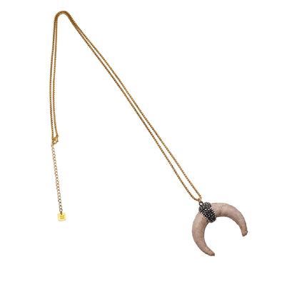 collar largo con colgante de cuerno media luna en piel color marfil. la cadena es de acero hipoalergénico y resistente al agua