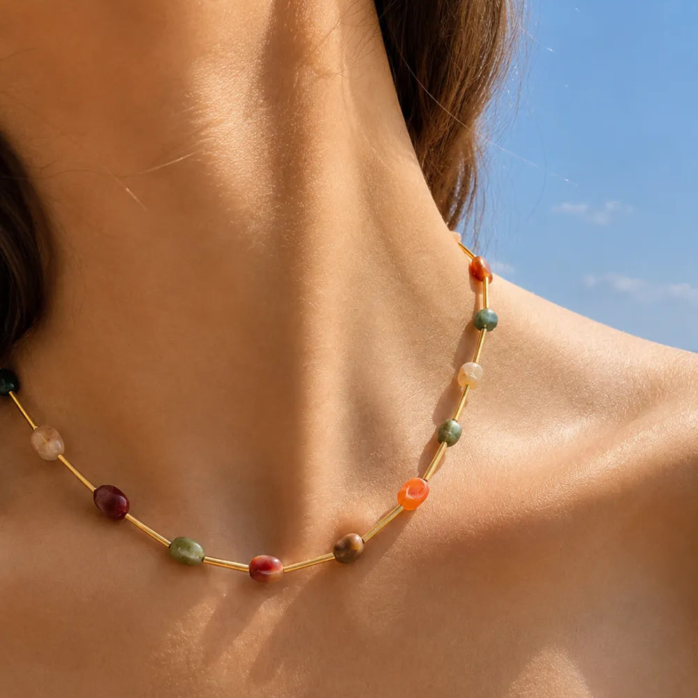 collar o gargantilla boho de acero hipoalergenico resistente al agua. tiene piedras naturales rodocrosita, aventurina, espinela y esta bañada en oro. Gold plated stainless steel turquoise and coral bead waterproof necklace