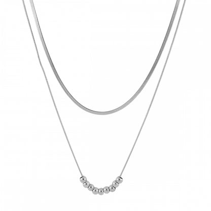 Collar boho de dos cadenas juntas, una de bolitas y otra de escama herringbone. Es de acero hipoalergénicos resistente al agua. Son 2 collares en 1.