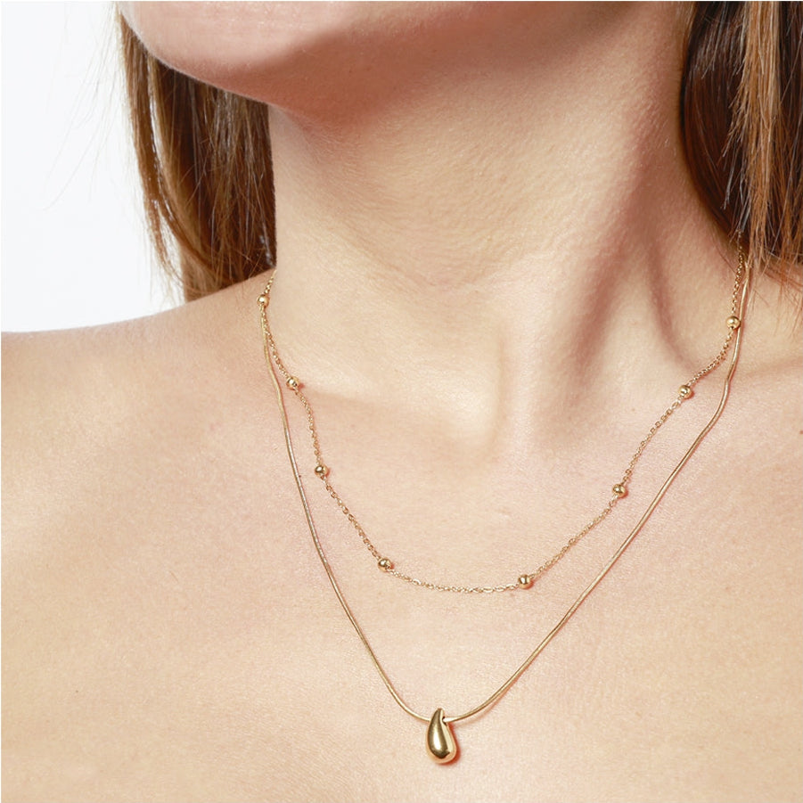 Collar boho de dos cadenas juntas, una de bolitas y otra con colgante de lágrima o gota. Es de acero hipoalergénicos resistente al agua. Son 2 collares en 1.