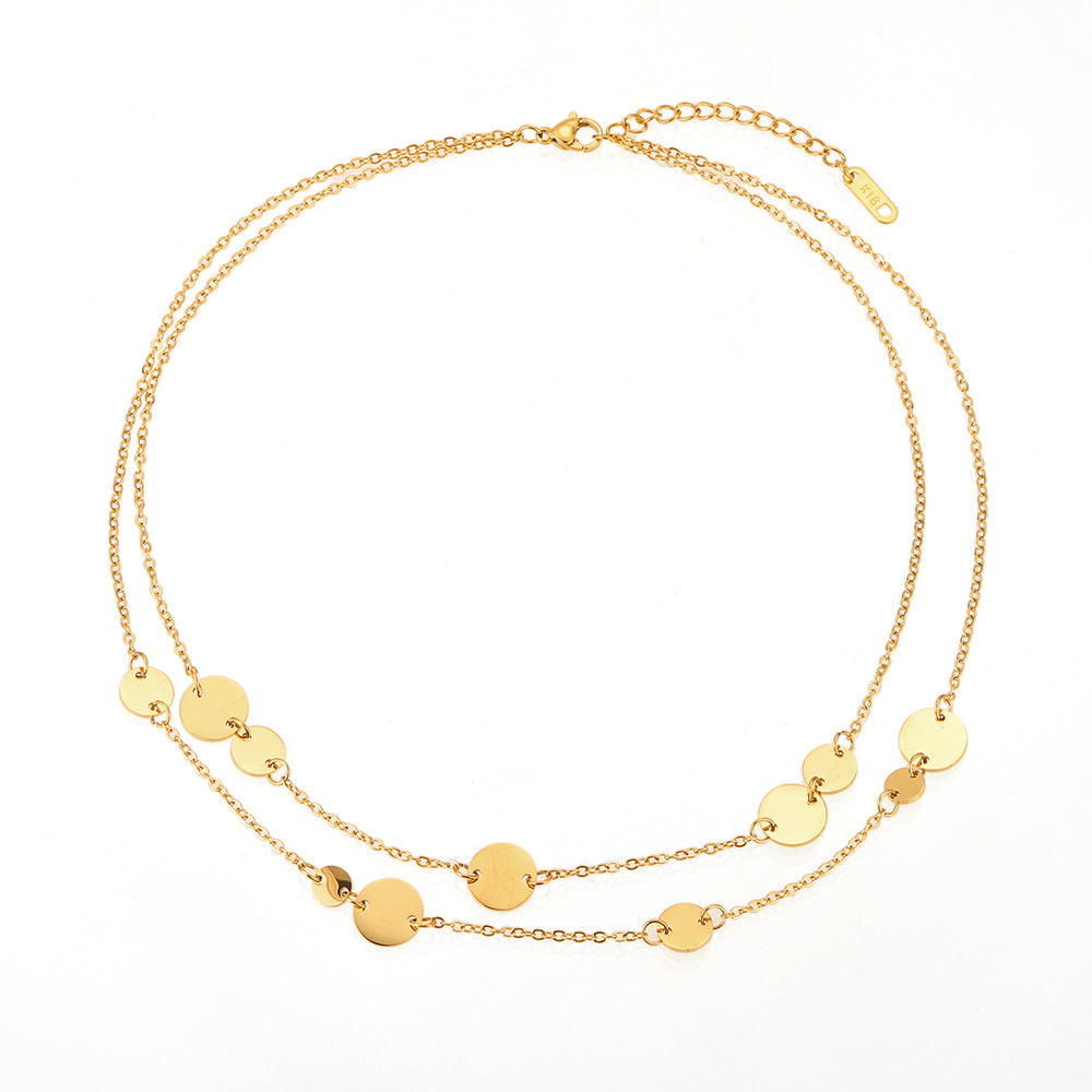 Collar boho de dos cadenas juntas con medallas o chapas estilo monedas.  Es de acero hipoalergénicos resistente al agua. Son 2 collares en 1, perfecto para un look de noche o de día.