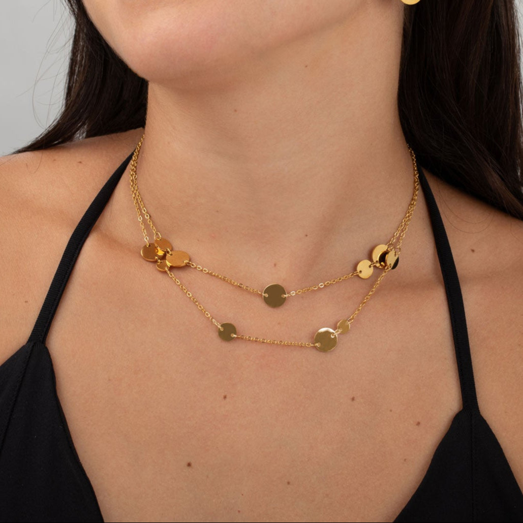 Collar boho de dos cadenas juntas con medallas o chapas estilo monedas.  Es de acero hipoalergénicos resistente al agua. Son 2 collares en 1, perfecto para un look de noche o de día.