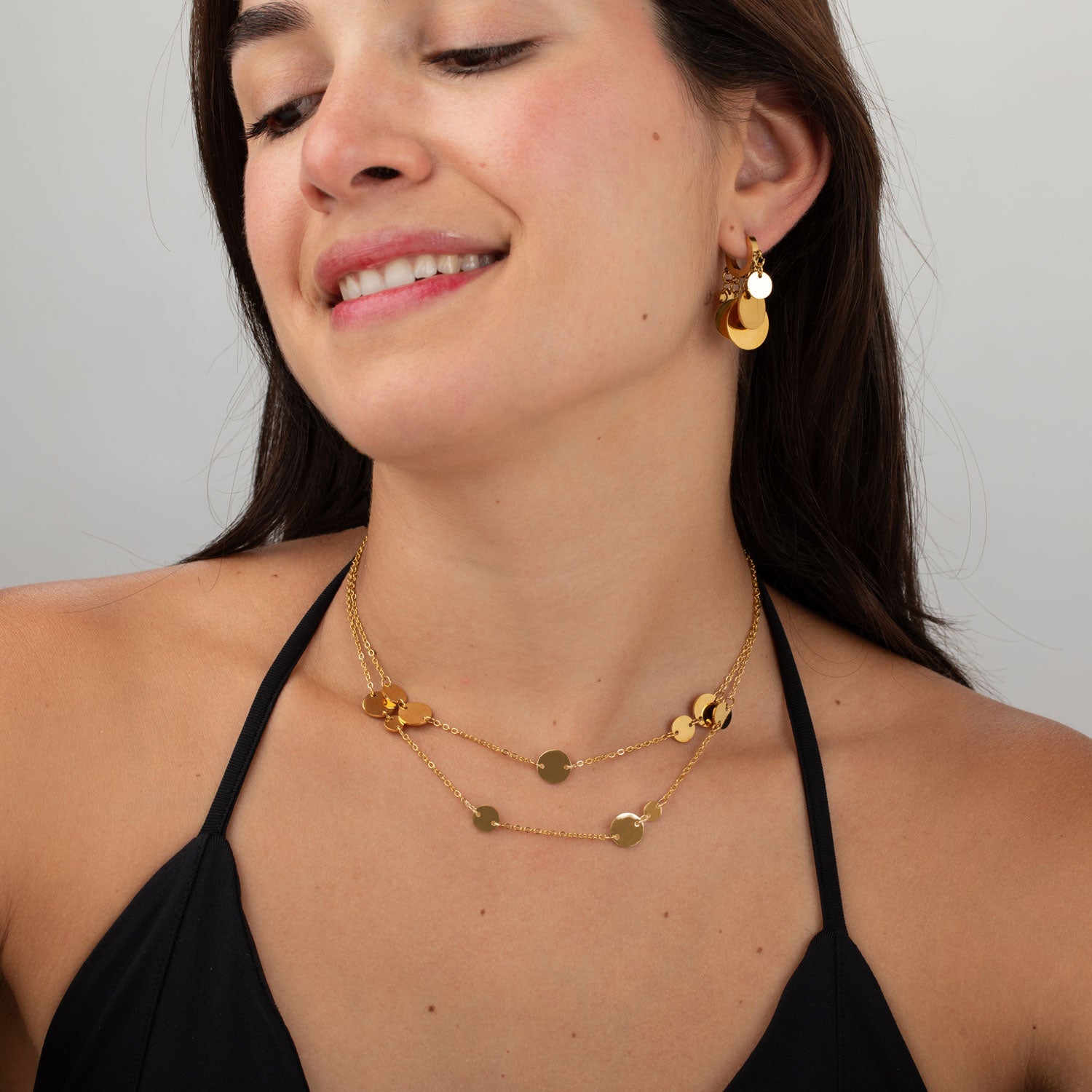 Collar boho de dos cadenas juntas con medallas o chapas estilo monedas.  Es de acero hipoalergénicos resistente al agua. Son 2 collares en 1, perfecto para un look de noche o de día.