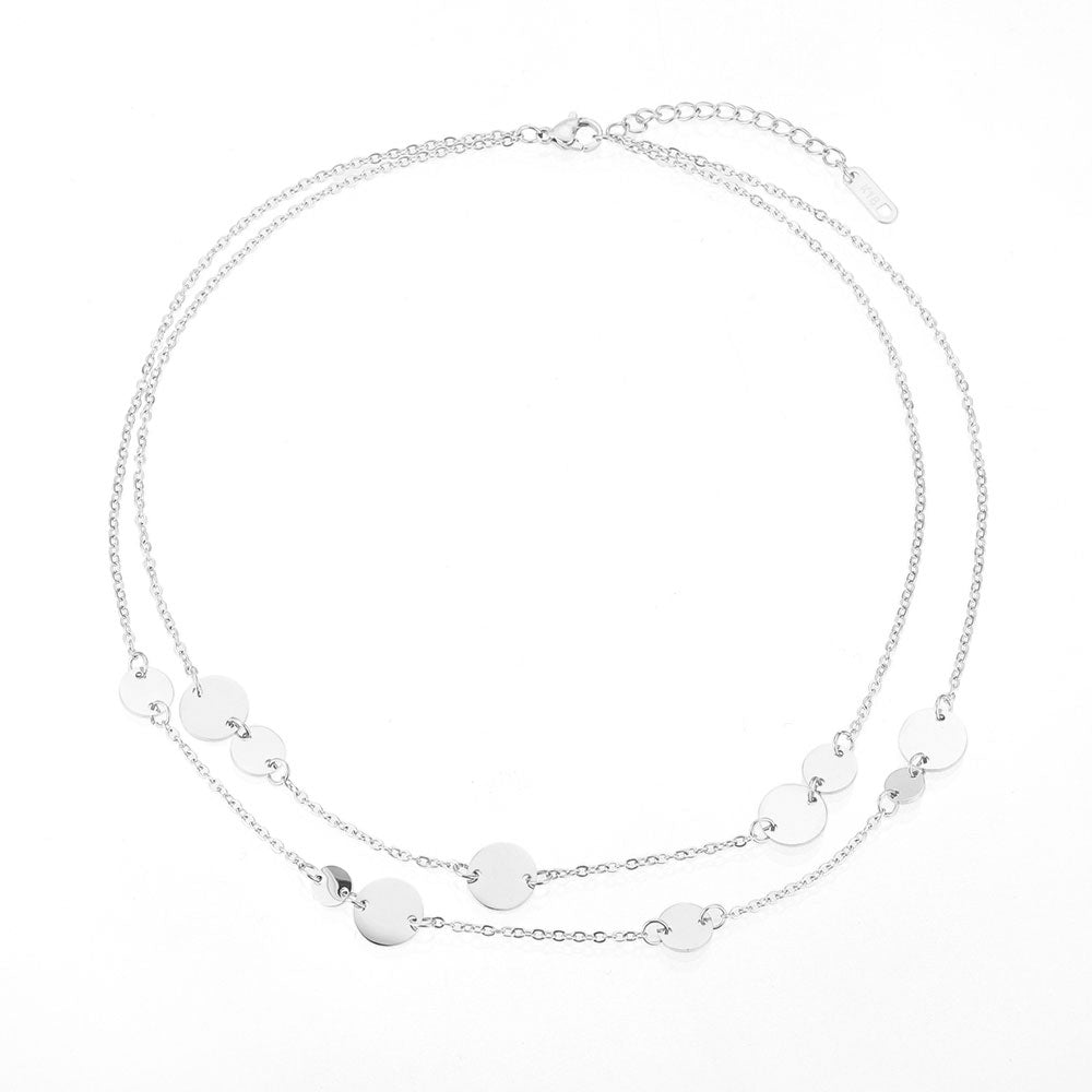 Collar boho de dos cadenas juntas con medallas o chapas estilo monedas.  Es de acero hipoalergénicos resistente al agua. Son 2 collares en 1, perfecto para un look de noche o de día.