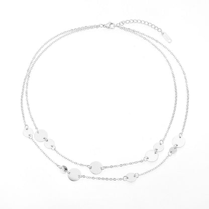 Collar boho de dos cadenas juntas con medallas o chapas estilo monedas.  Es de acero hipoalergénicos resistente al agua. Son 2 collares en 1, perfecto para un look de noche o de día.