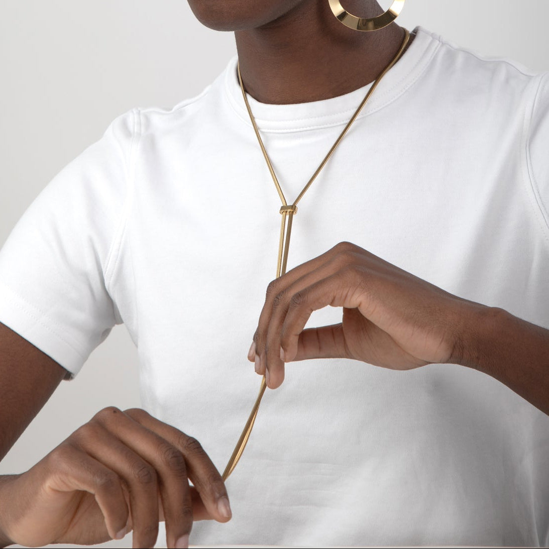 collar ajustable largo boho para adolescente o mujer joven que lleve escote palabra de honor, escote en v o escote pronunciado. es de cadena larga con bolas y chapitas colgantes. ideal para looks de noche o de fiesta. Es de acero hipoalergénico dorado o plateado y resistente al agua