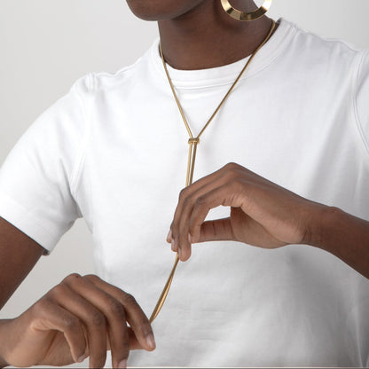 collar ajustable largo boho para adolescente o mujer joven que lleve escote palabra de honor, escote en v o escote pronunciado. es de cadena larga con bolas y chapitas colgantes. ideal para looks de noche o de fiesta. Es de acero hipoalergénico dorado o plateado y resistente al agua
