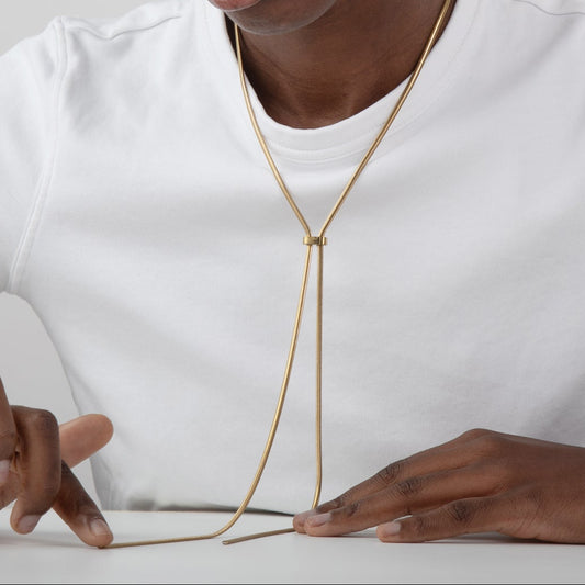 collar ajustable largo boho para adolescente o mujer joven que lleve escote palabra de honor, escote en v o escote pronunciado. es de cadena larga con bolas y chapitas colgantes. ideal para looks de noche o de fiesta. Es de acero hipoalergénico dorado o plateado y resistente al agua