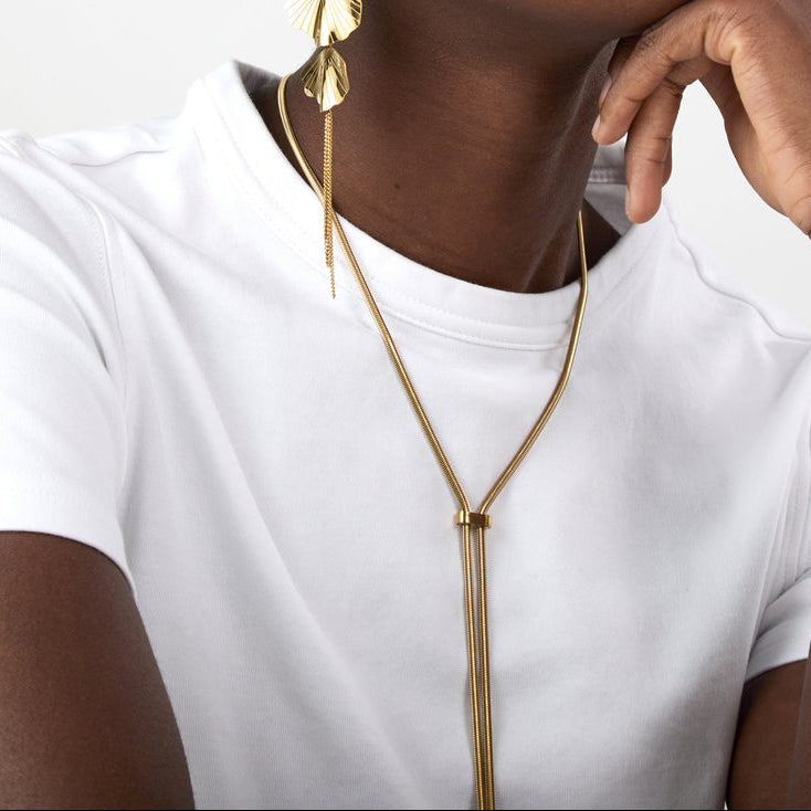 collar ajustable largo boho para adolescente o mujer joven que lleve escote palabra de honor, escote en v o escote pronunciado. es de cadena larga con bolas y chapitas colgantes. ideal para looks de noche o de fiesta. Es de acero hipoalergénico dorado o plateado y resistente al agua