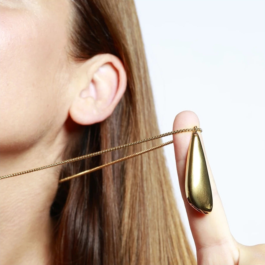 collar minimalista largo con colgante geométrico de acero hipoalergénico resistente al agua. Acabados en dorado y plateado. gOLD PLATED stainless steel oval pendant long necklace.