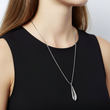 collar minimalista largo con colgante geométrico de acero hipoalergénico resistente al agua. Acabados en dorado y plateado. gOLD PLATED stainless steel oval pendant long necklace.