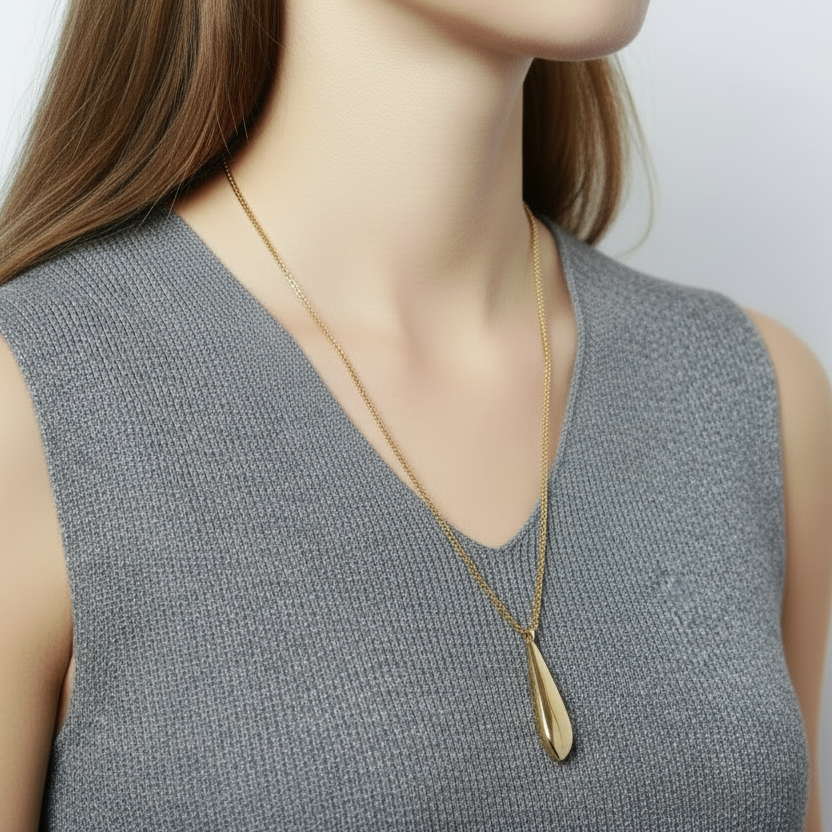 collar minimalista largo con colgante geométrico de acero hipoalergénico resistente al agua. Acabados en dorado y plateado. gOLD PLATED stainless steel oval pendant long necklace.