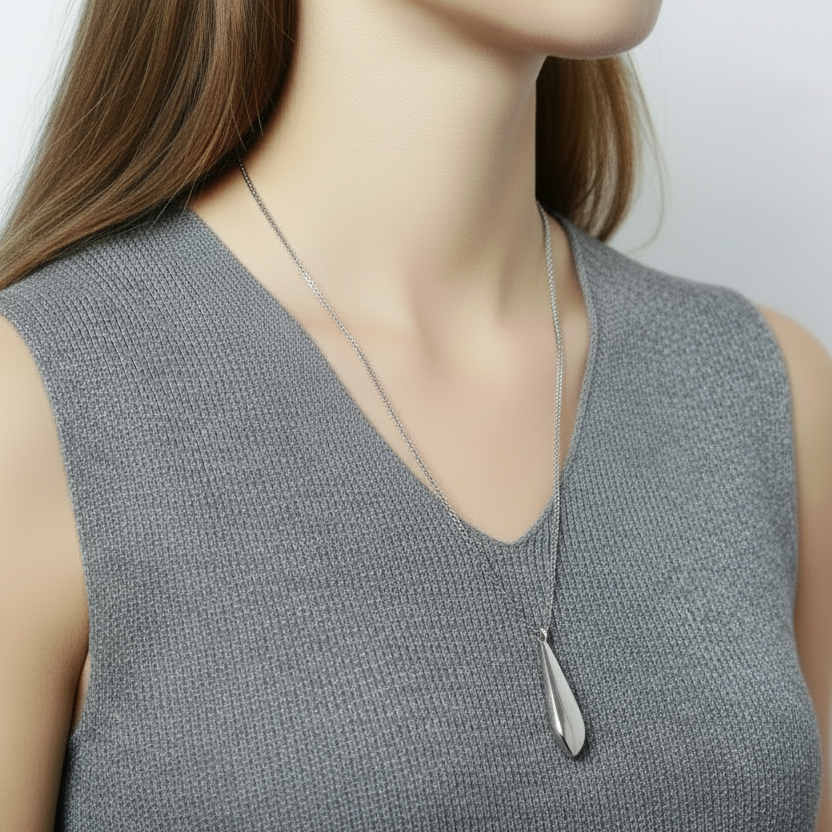 collar minimalista largo con colgante geométrico de acero hipoalergénico resistente al agua. Acabados en dorado y plateado. gOLD PLATED stainless steel oval pendant long necklace.