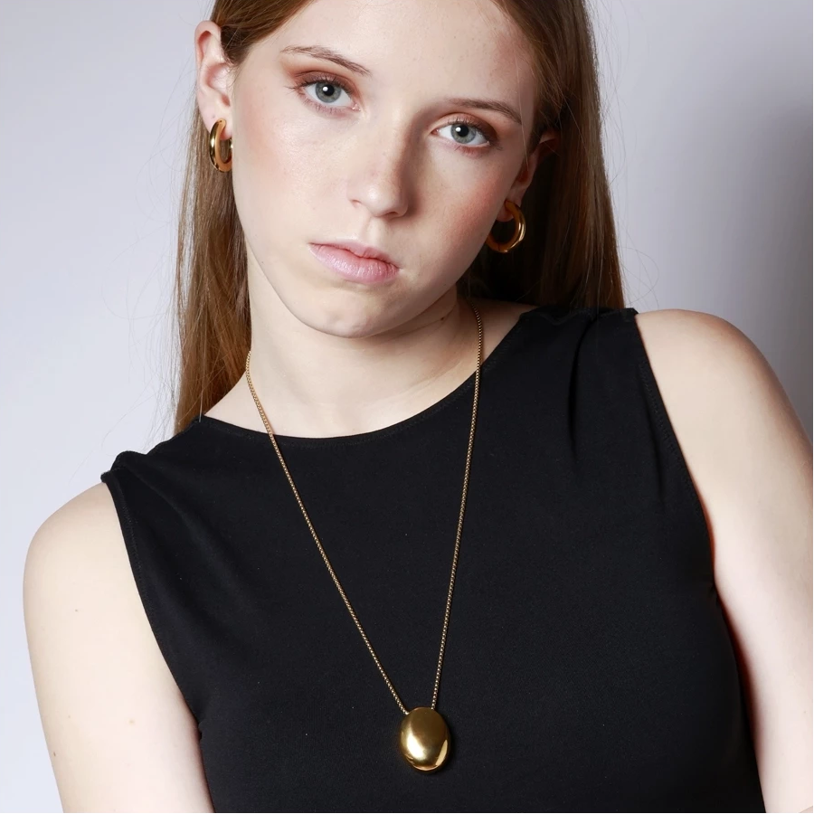 collar minimalista largo con colgante oval de acero hipoalergénico resistente al agua. Acabados en dorado y plateado. gOLD PLATED stainless steel oval pendant long necklace.