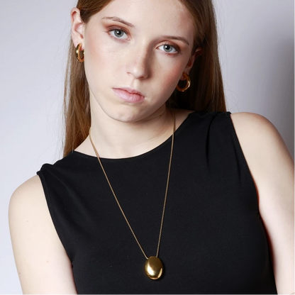 collar minimalista largo con colgante oval de acero hipoalergénico resistente al agua. Acabados en dorado y plateado. gOLD PLATED stainless steel oval pendant long necklace.