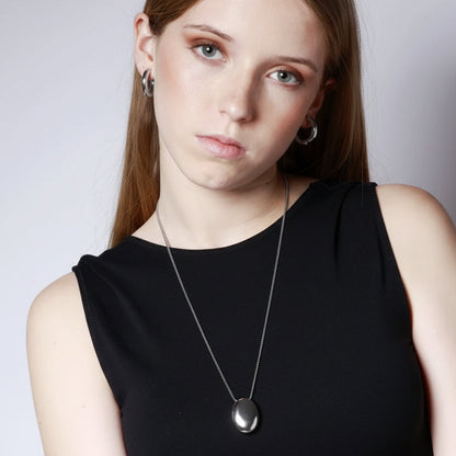 collar minimalista largo con colgante oval de acero hipoalergénico resistente al agua. Acabados en dorado y plateado. stainless steel oval pendant long necklace.