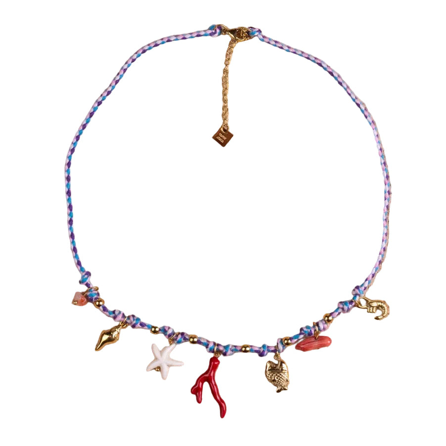COLLAR para verano de CORDÓN LILA con acero hipoalergénico y waterproof dorado. Los abalorios son coral, conchas, CABALLITO DE MAR y peces en dorado y rojo.  