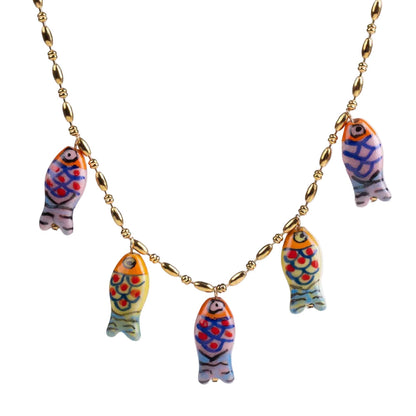 COLLAR waterproof o resistente al agua confeccionada en acero con baño de oro 18 kilates. Los abalorios con peces colores DE cerámica (CORAL, azul TURQUESA, naranja rojo Y VERDE)