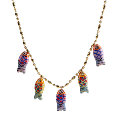 COLLAR waterproof o resistente al agua confeccionada en acero con baño de oro 18 kilates. Los abalorios con peces colores DE cerámica (CORAL, azul TURQUESA, naranja rojo Y VERDE)
