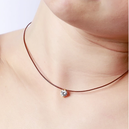 collar de hilo o cordón en color marron con brillante punto de luz. Gold plated sterling silver bead brown thread zircon necklace.