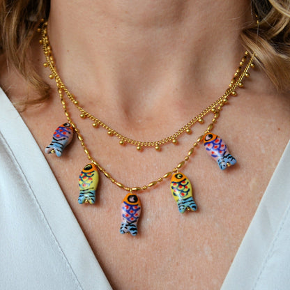 COLLAR waterproof o resistente al agua confeccionada en acero con baño de oro 18 kilates. Los abalorios con peces colores DE cerámica (CORAL, azul TURQUESA, naranja rojo Y VERDE)