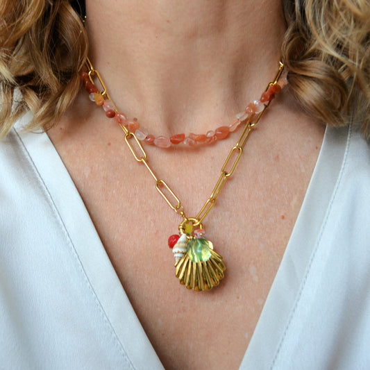 COLLAR waterproof o resistente al agua de CADENA DE eslabones grandes en acero con baño de oro 18 kilates.  Cierre frontal con colgante de concha y abalorios de colores (CORAL, azul TURQUESA, naranja rojo Y VERDE)