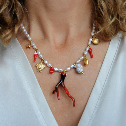 COLLAR para verano de perlas de imitación con acero hipoealergénico y waterproof dorado. Los abalorios son coral, conchas, tortugas y peces en dorado y rojo.  