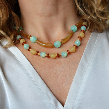 collar para verano tipo anna winthour con abalorios color ámbar o miel y turquesa.