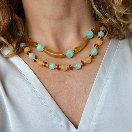 collar para verano tipo anna winthour con abalorios color ámbar o miel y turquesa.