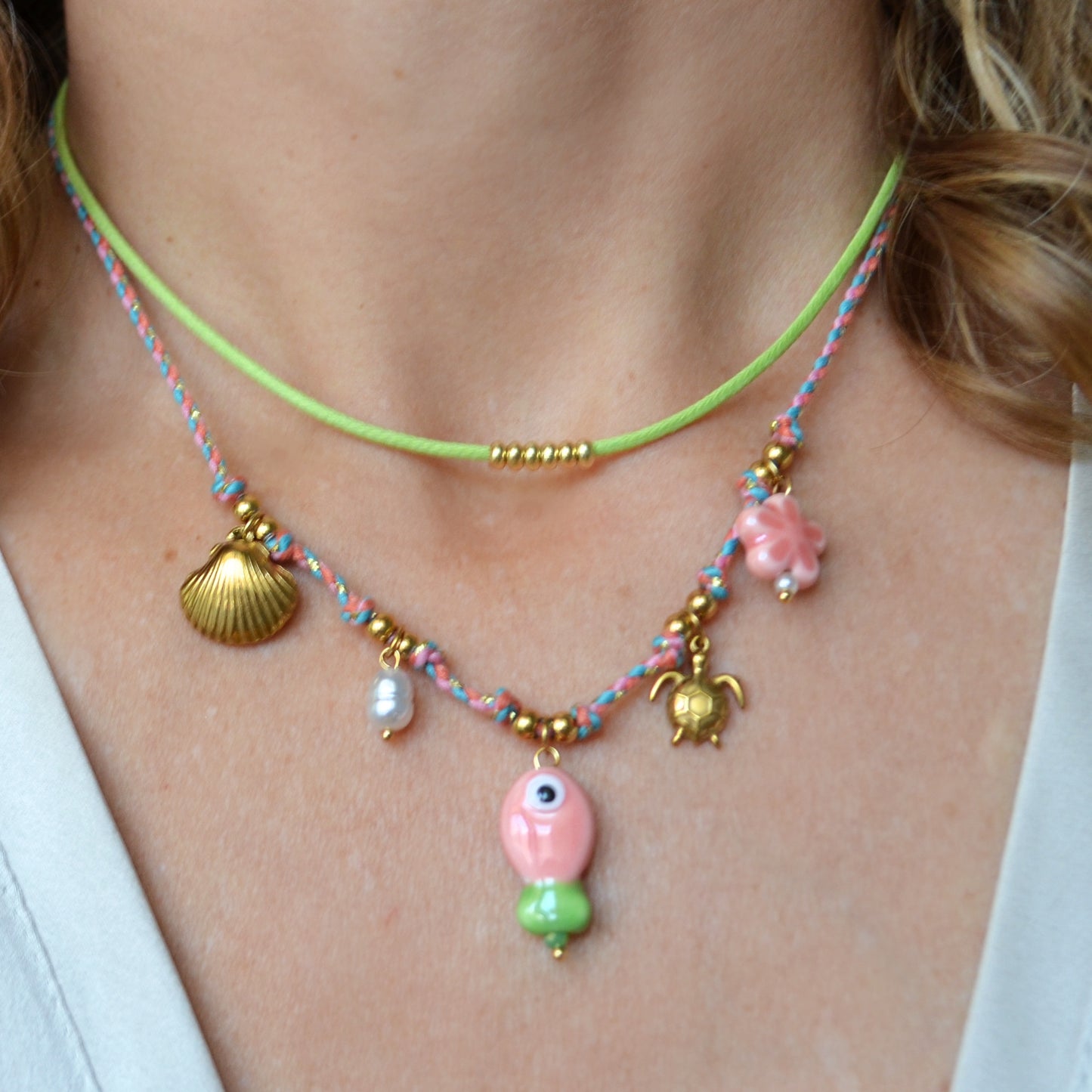 COLLAR para verano de CORDÓN verde con acero hipoalergénico y waterproof dorado. Los abalorios son concha, tortuga, perla y pez.