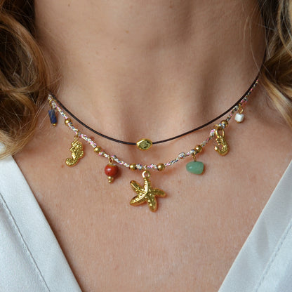 COLLAR para verano de CORDÓN rosa con acero hipoalergénico y waterproof dorado. Los abalorios son coral, estrella de mar, CABALLITO DE MAR y gamba en dorado. 