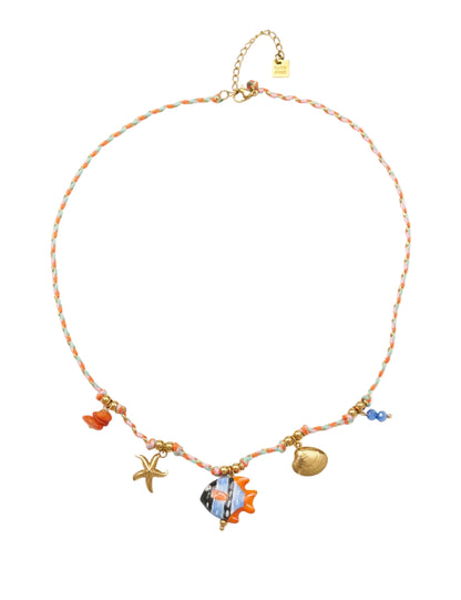 COLLAR para verano de CORDÓN naranja con acero hipoalergénico y waterproof dorado. Los abalorios son concha, estrella de mar y pez en naranja y azul. 