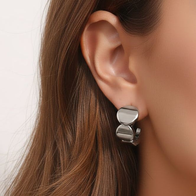 pendientes de aro criolla con forma de onda en acero hipoalergénico y resistente al agua. baño de oro, gold plated stainless steel wavy hoop earrings